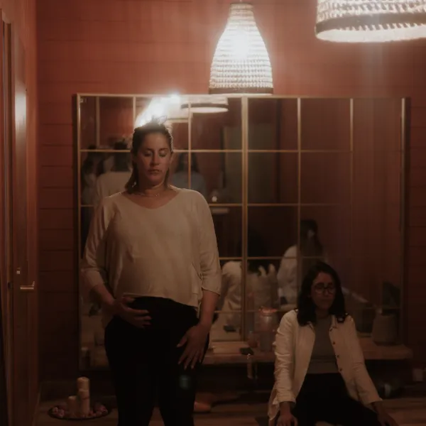 Séance maternité de confiance en soi, future maman accompagnée avec douceur et sérénité.